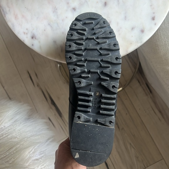 Gucci leather ankle boots with fur lining. - Picture 7 of 9